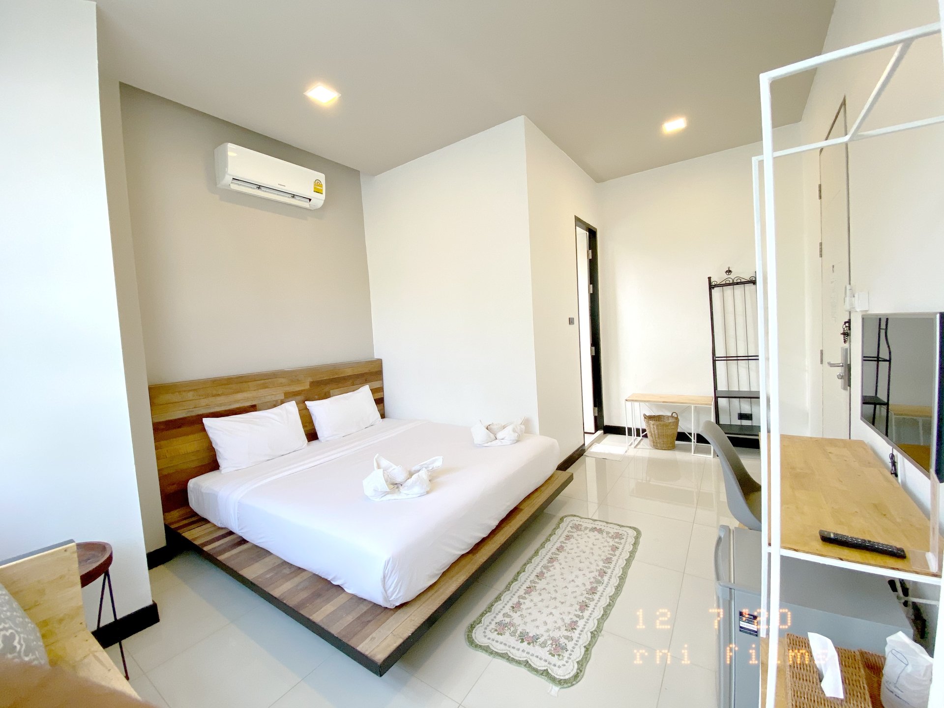 Deluxe Private King Suite modern en-suite bathroom